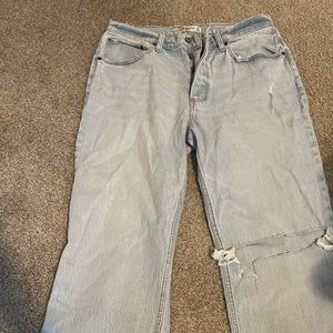 90’s baggy low rise Abercrombie Jeans with one ripped knee and button closer